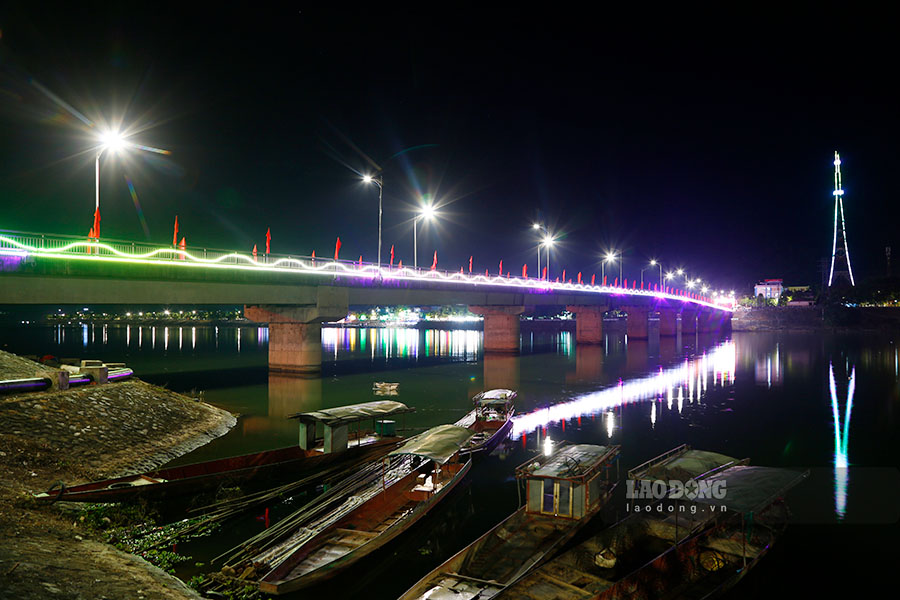 Thi xa cach trung tam TP Dien Bien Phu, tinh Dien Bien khoang 100km, voi dien tich tu nhien tren 11.266ha, chi chiem hon 1% dien tich tu nhien cua toan tinh.