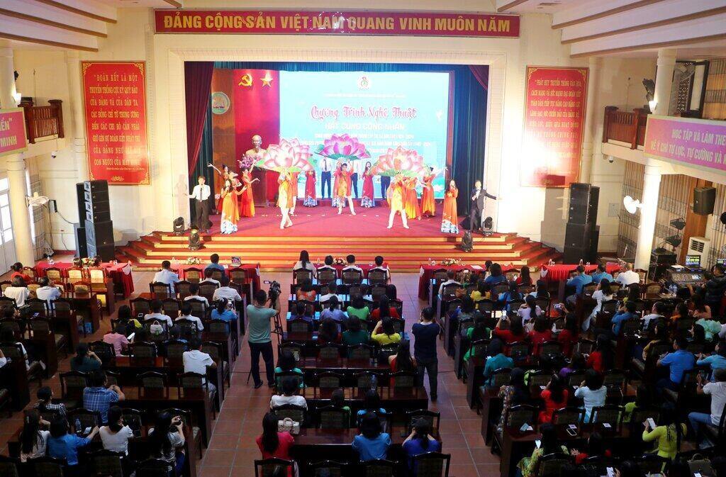 The program "Singing with workers" is one of the knowledge-enhancing activities in organizing corporate cultural activities in Son Tay. Photo: Trade Union
