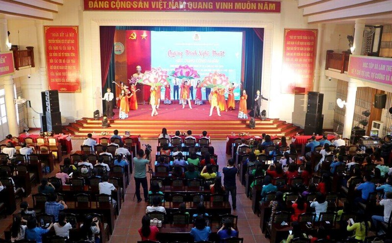 The program "Singing with workers" is one of the knowledge-enhancing activities in organizing corporate cultural activities in Son Tay. Photo: Trade Union