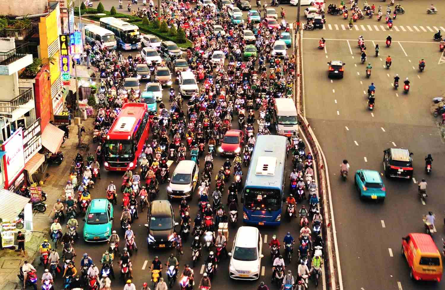 Traffic jam on Xo Viet Nghe Tinh street near Hang Xanh intersection. Photo: Minh Quan