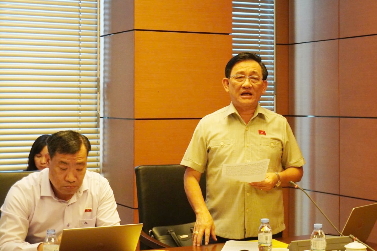 National Assembly Representative Tran Quoc Tuan talks about the case of Mr. Thich Chan Quang having an illegal doctorate degree. Photo: Pham Dong