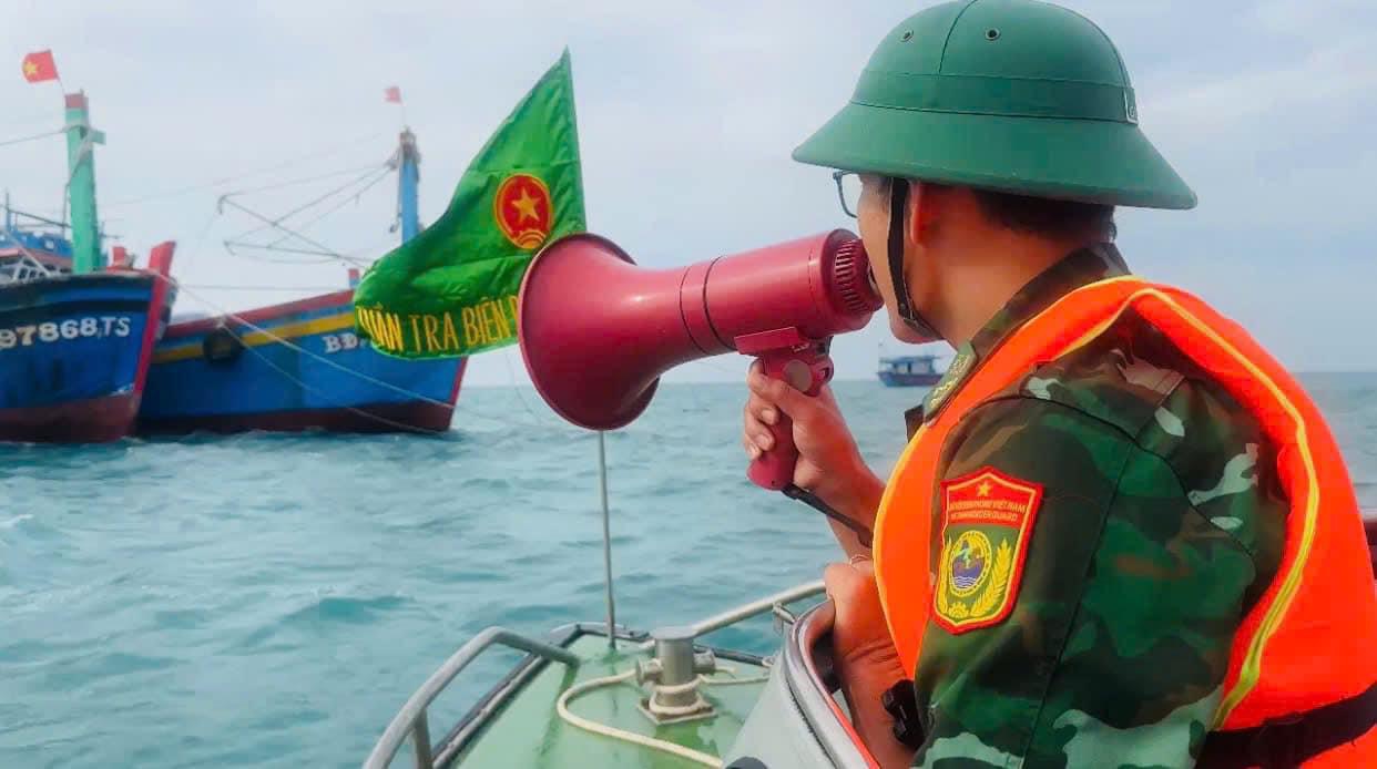 Bo doi Bien phong Quang Ngai keu goi tau thuyen vao noi tranh tru Tra Mi. Anh: Vien Nguyen