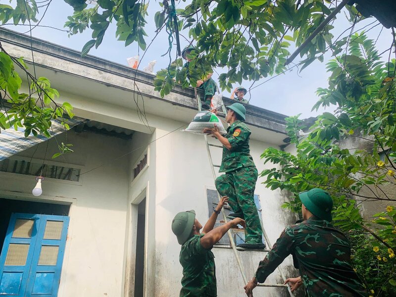 Soldiers of the Border Guard Station of Ly Son district, Quang Ngai province help people reinforce their houses to prevent storm Tra Mi. Photo: Vien Nguyen