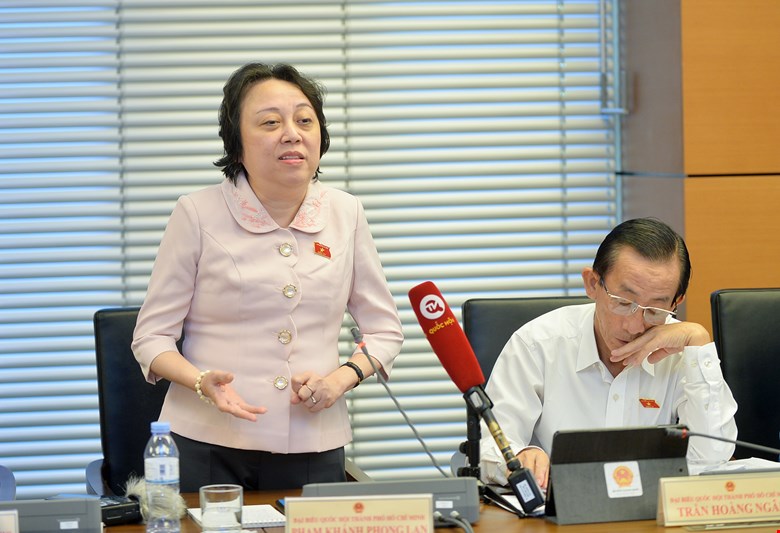 Delegate Pham Khanh Phong Lan proposed to remove the disciplinary regulation for party members who have a third child. Photo: Pham Dong