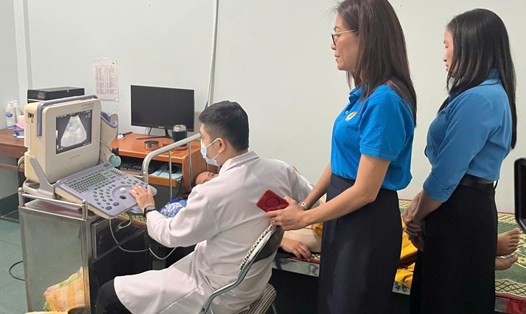 Khám sức khỏe cho nữ công nhân. Ảnh: Trần Diễm.