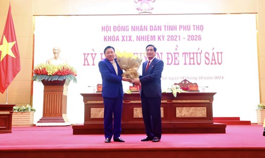 Bí thư Tỉnh ủy, Chủ tịch HĐND tỉnh Phú Thọ Bùi Minh Châu (bên phải) tặng hoa chúc mừng tân Phó Chủ tịch UBND tỉnh Nguyễn Huy Ngọc (ngày 18.10). Ảnh: Phú Thọ.