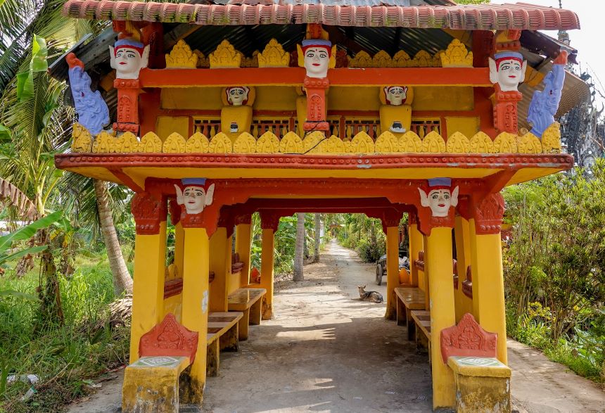 Nha mat duoc cu Huyen xay dung de khach di duong nghi chan. 
