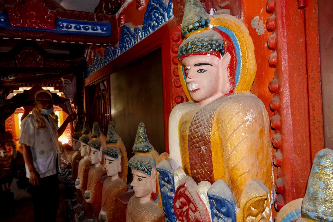 Cac tuong duoc bo tri trong nha thap deu ke ve mot cau chuyen hay mot loi day cua duc Phat.