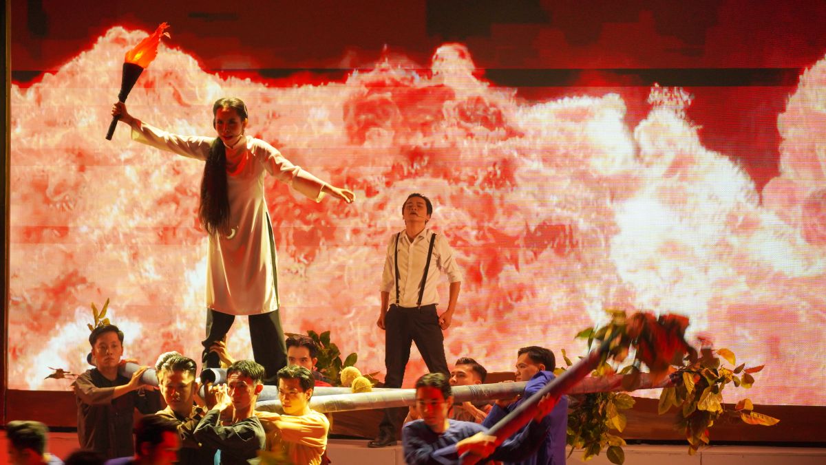 Artists and actors shine on stage. Photo: Yen Phuong