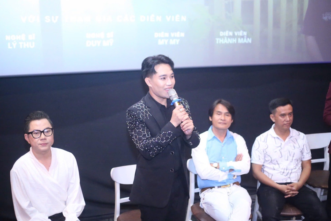 Lam Vuong Ky shares about the collaboration with Quoc Dai. Photo: Organizing Committee.