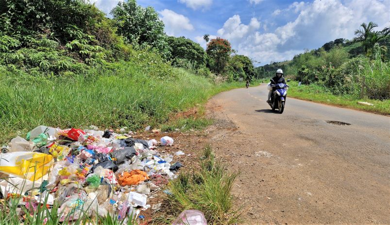 Rác thải xuất hiện trên đường ở TP Bảo Lộc. Ảnh: Bảo Lâm