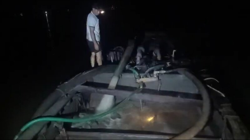 Two people arrested for illegally mining sand on the Co Chien River. Photo: Provided by the police.