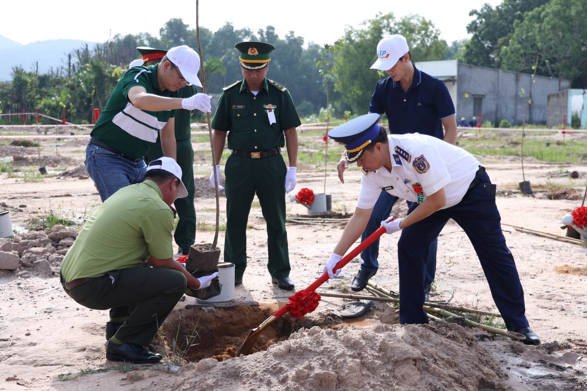 Các lực lượng triển khai trồng cây xanh tại Long Sơn. Ảnh: LSP