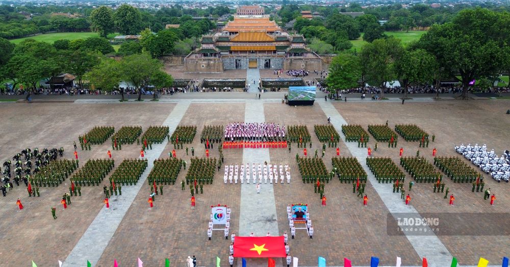 Sang 26.10, tai quang truong Ngo Mon (Kinh thanh Hue) da dien ra Dai hoi Khoe “Vi an ninh To quoc” lan thu IX va Hoi thi dieu lenh, quan su, vo thuat CAND lan thu VI - Khu vuc 4. 