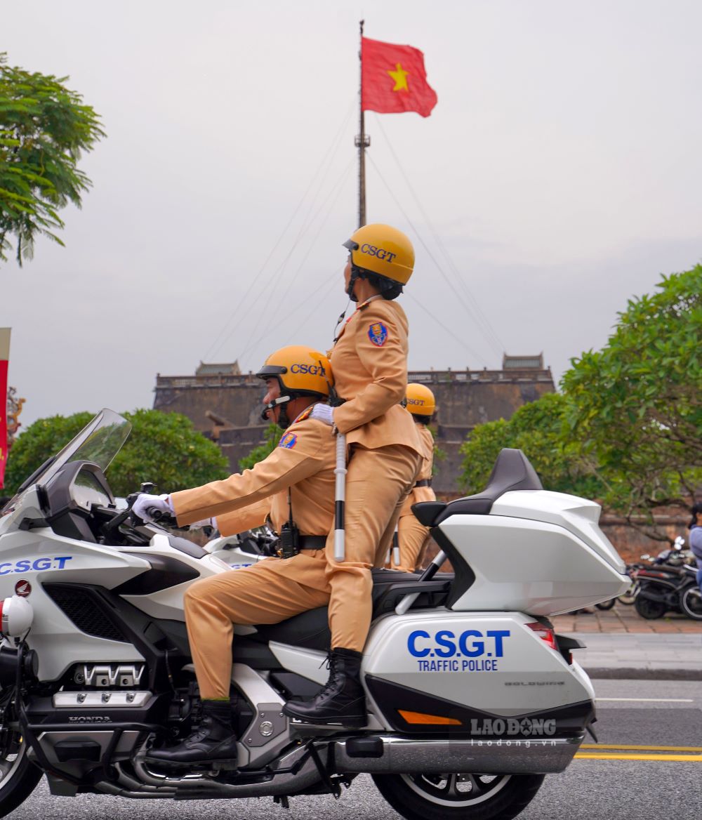 De tang su tuong tac giua luc luong ky binh, mo to, doan quan nhac voi nguoi dan, Cong an tinh Thua Thien Hue bo tri 03 diem de nguoi dan co the de dang quan sat luc luong bieu dien. 