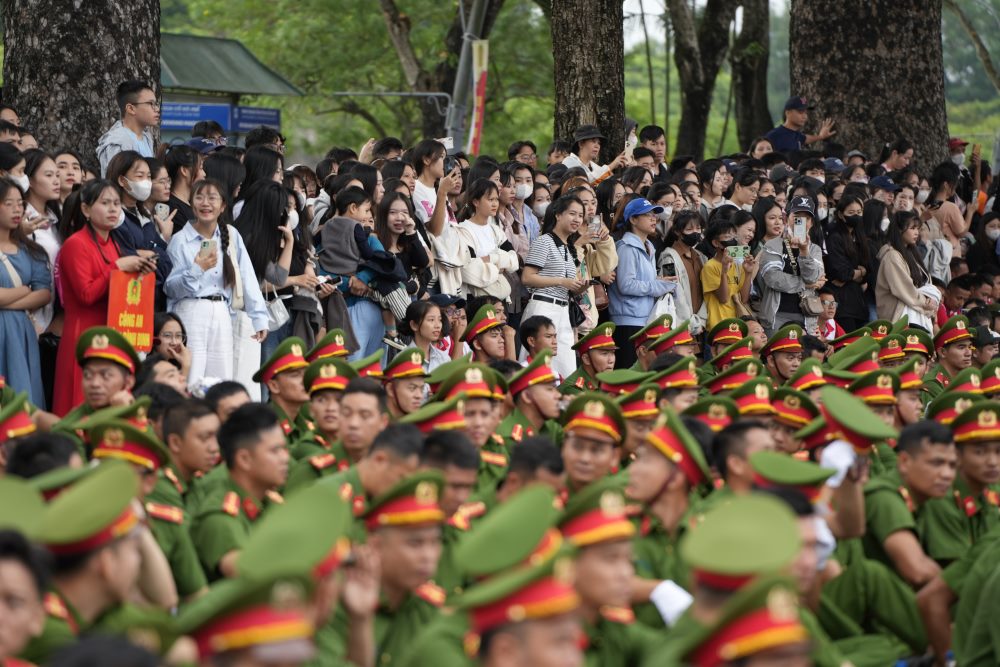 Tu sang som, hang ngan nguoi dan va du khach tai Hue da co mat o khuon vien quang truong Ngo Mon, hai ben duong Le Duan de theo doi luc luong Cong an Nhan dan dieu binh va bieu dien nhung phan thi hap dan. 