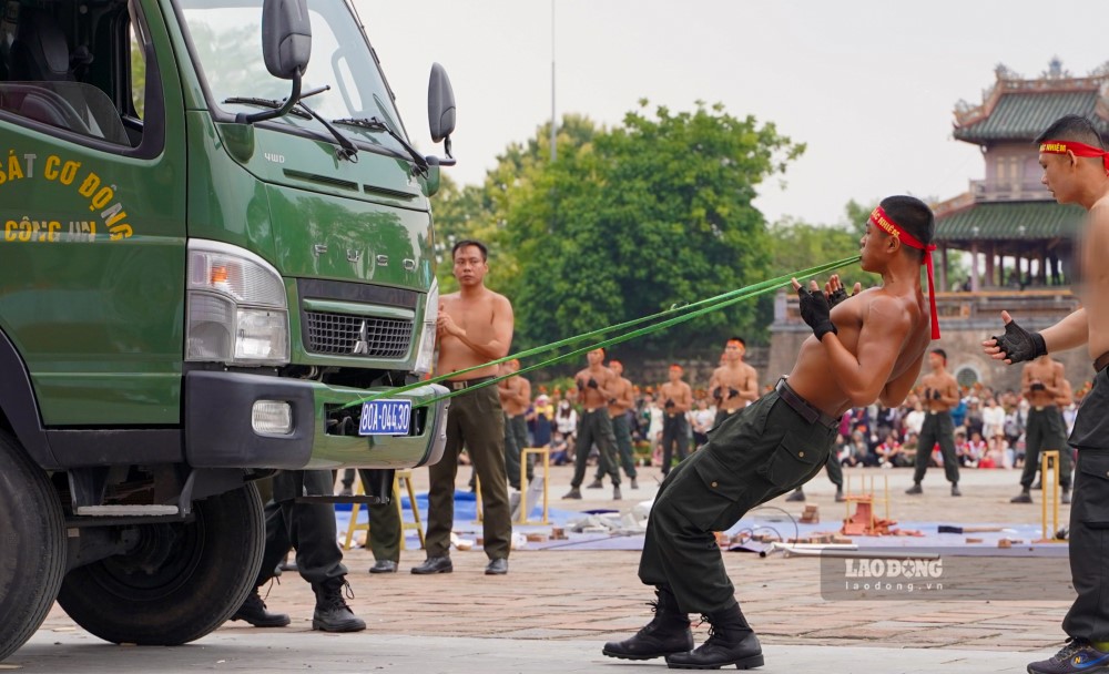 Canh sat co dong dung rang keo le xe o to tai.