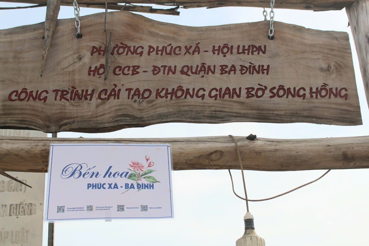 Ba Bui Thi Hong Van, Pho Chu tich Hoi lien hiep phu nu phuong Phuc Xa cho biet: “Cong trinh ben hoa tai phuong Phuc Xa nham muc dich bao ve moi truong, tao ra canh quan tuoi dep ben song. Dong thoi giup thong thoang dong chay song Hong”.