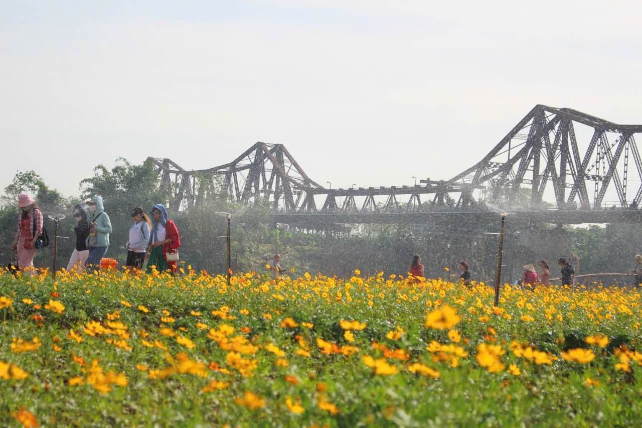 Vuon hoa nay la Cong trinh ben hoa tai phuong Phuc Xa voi su tham gia cua cac doan the tai dia phuong nhu Hoi lien hiep phu nu, Hoi Cuu chien binh, Doan Thanh nien, nguoi dan sinh song tai phuong.