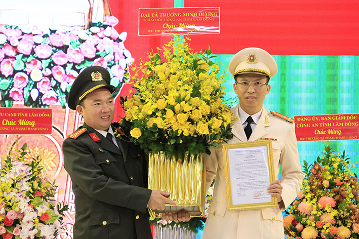 Colonel Truong Minh Duong - Director of Lam Dong Provincial Police Department presents the appointment decision to Senior Lieutenant colonel Pham Thanh Hung. Photo: VGP