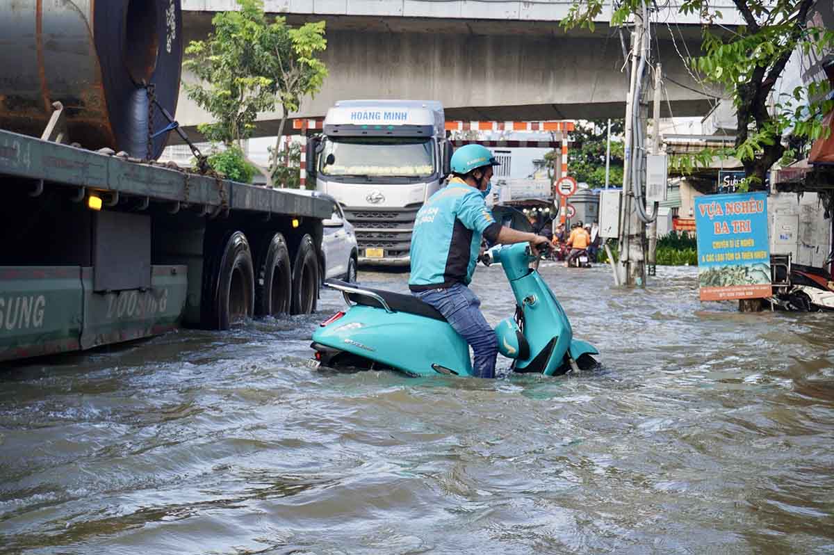 The South is forecast to have thunderstorms and high tides in the coming days. Photo: Nhu Quynh