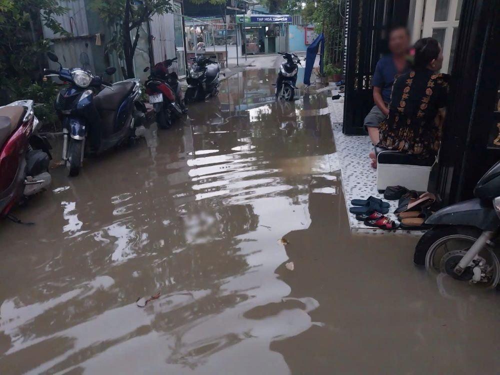 Người dân trong con hẻm trên đường Huỳnh Tấn Phát, huyện Nhà Bè (TPHCM) sống trong cảnh ngập hơn một năm qua. 