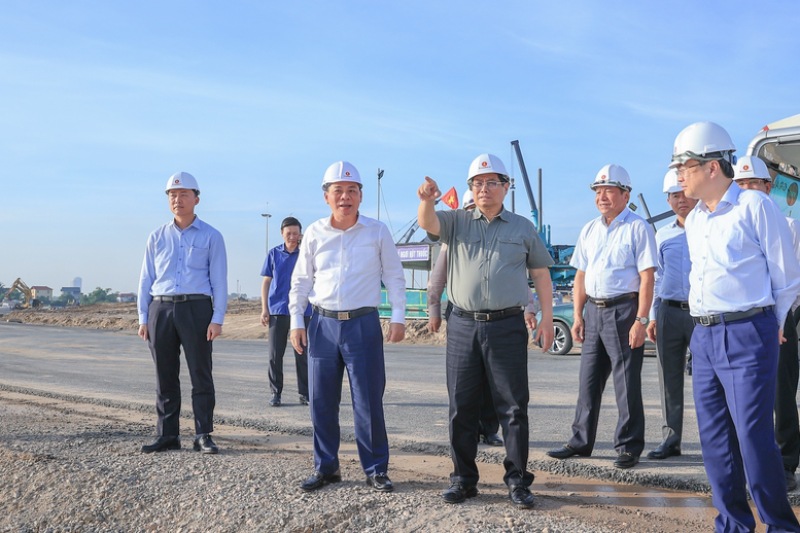 The Prime Minister discussed with relevant units when inspecting the National Exhibition Center project and requested to speed up the construction progress of Tu Lien bridge. Photo: Nhat Bac