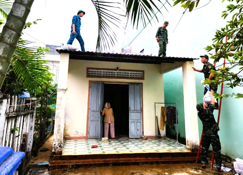 Quang Nam armed forces urgently help people prevent storm Tra Mi. Photo: Quang Son