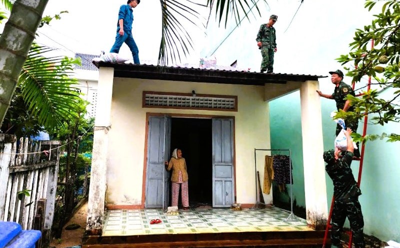 Quang Nam armed forces urgently help people prevent storm Tra Mi. Photo: Quang Son