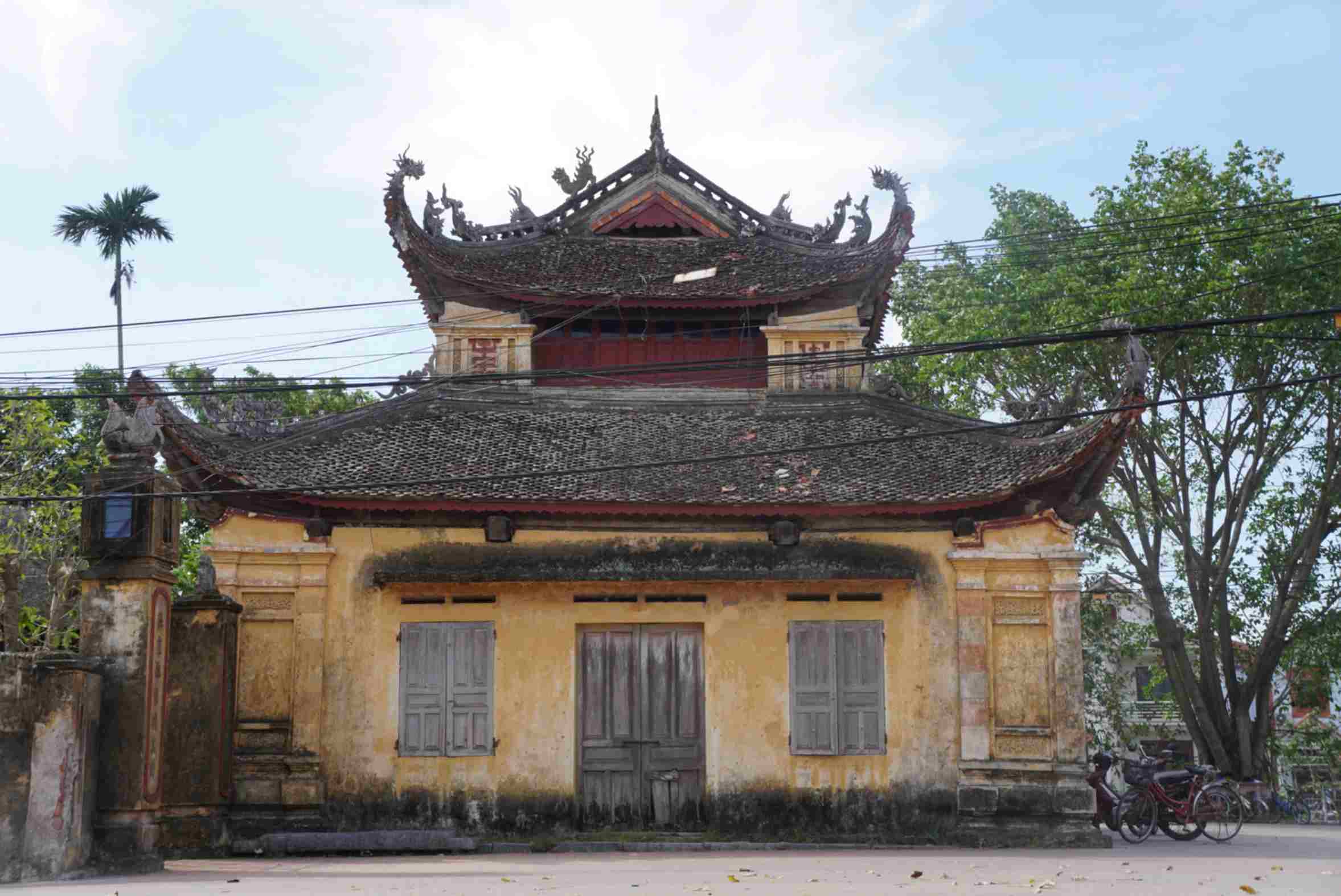 Ba anh em ho Nguyen lon len tuong mao khoi ngo, tuan tu, hoc thong kinh su, vo nghe cao cuong,tai nang xuat chung. Le Loi cho moi va phong Nguyen Ton lam do chi huy su duong lo thuong tuong quan: Nguyen Lau lam ta do dai dai tuong quan, Nguyen Lang lam Huu do dai thai bao tuong binh.