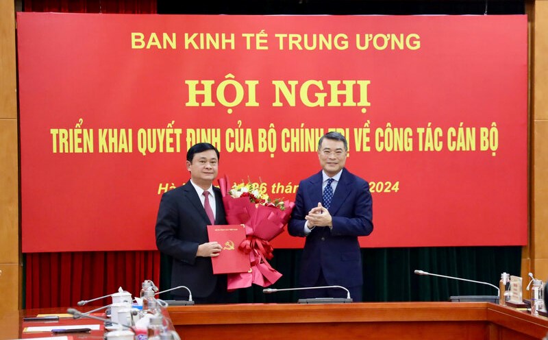 The Politburo mobilized, assigned and appointed comrade Thai Thanh Quy to hold the position of Deputy Head of Central Economic Affairs. Photo: Thanh Trung
