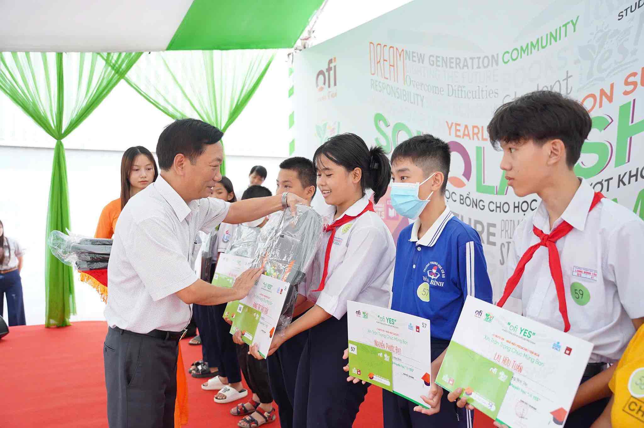 Ong Nguyen Van Canh - Truong Phong chinh sach lao dong - So Lao dong, thuong binh xa hoi tinh Dong Nai trao hoc bong cho con cong nhan. Anh: HAC