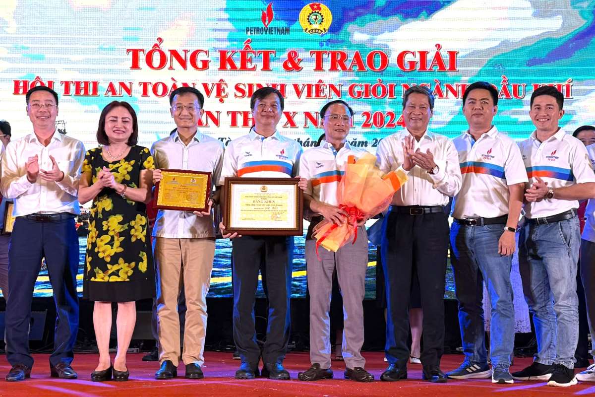 Mr. Huynh Thanh Xuan - Vice President of Vietnam General Confederation of Labor awarded the prize to the unit that won the special prize in the contest. Photo: Thanh An