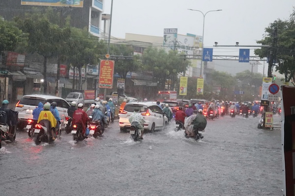 Tu dem 26, 28.10 tai cac quan huyen cua TP Da Nang co mua to. Anh: Nguyen Linh