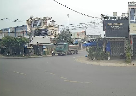 A dump truck carrying sand made a sharp turn at an intersection, killing a motorcyclist on the spot. Photo: Thanh Tuan