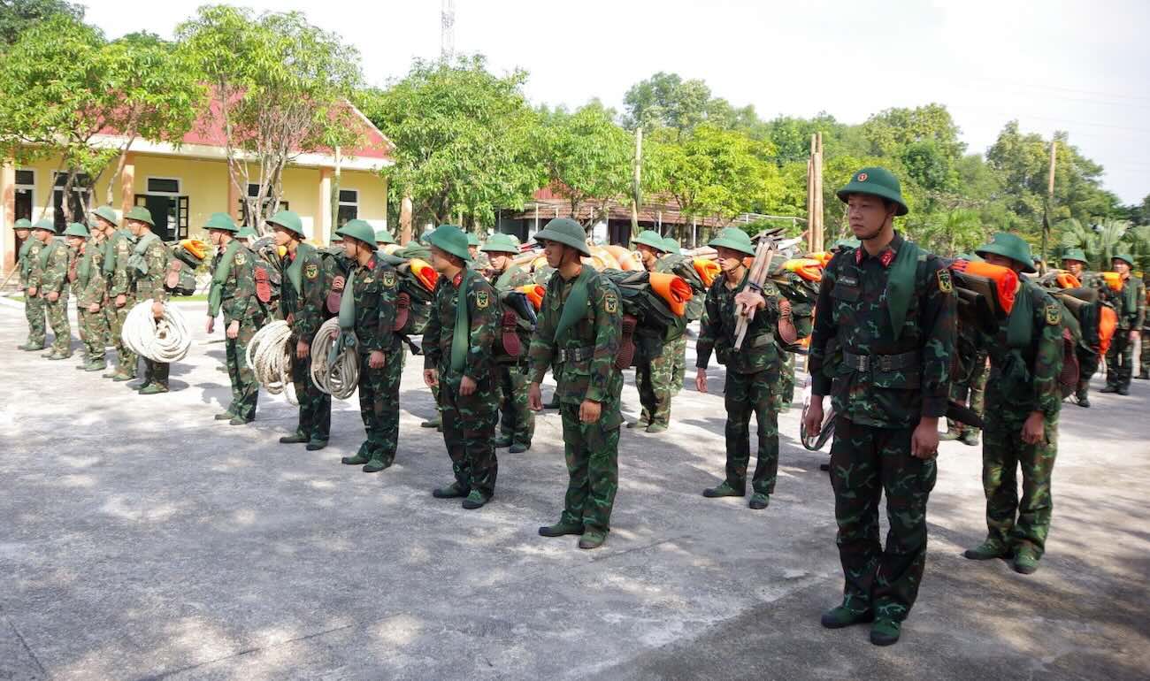 Quang Binh Provincial Military Command conducts an alert to inspect flood and storm prevention work. Photo: Military Command