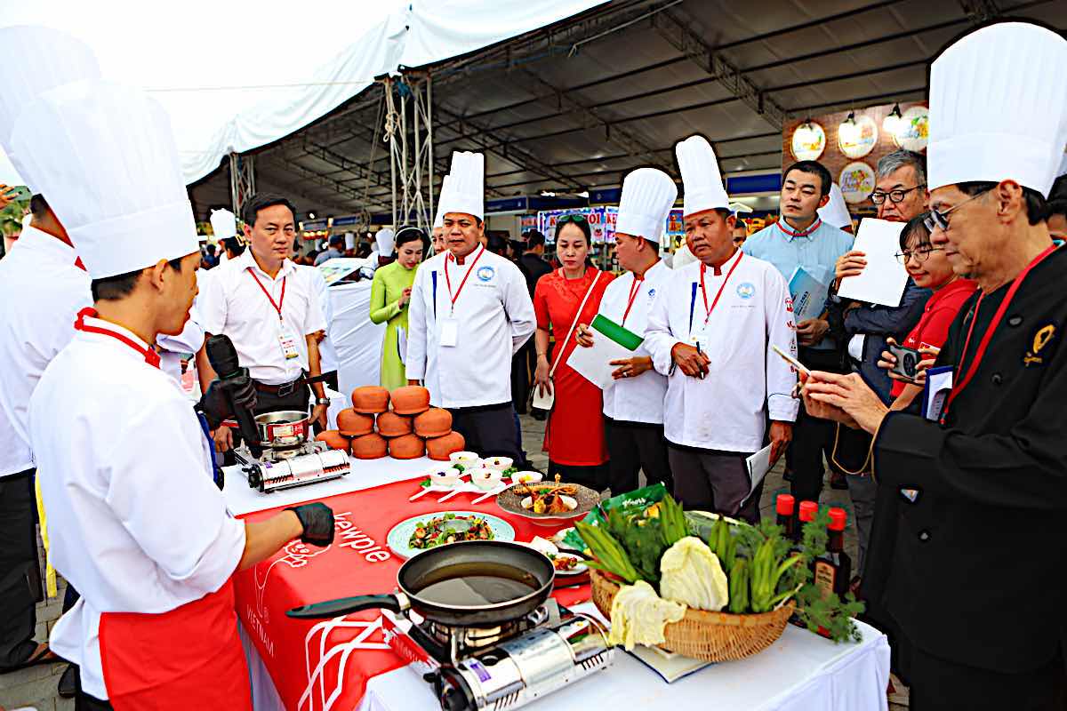 Ban giam khao theo doi, cham diem cac doi thi. Anh: Duy Tuan 