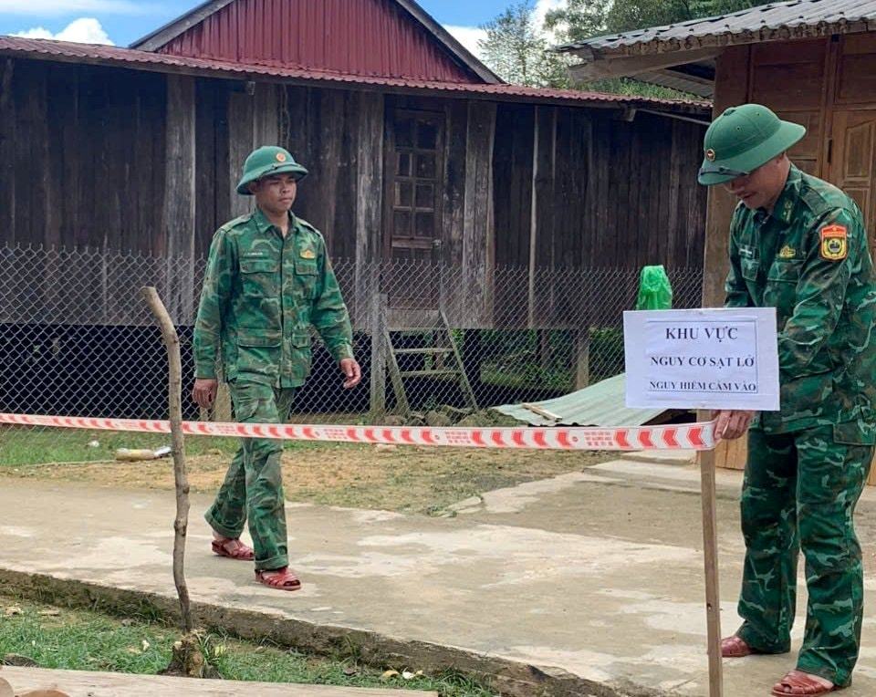 Border guards put up warning signs in areas at risk of landslides in Tay Giang, Quang Nam. Photo: Provided by Border Guard