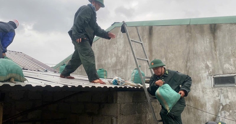 Bộ đội biên phòng gia cố nhà cửa giúp dân chống bão Trà Mi