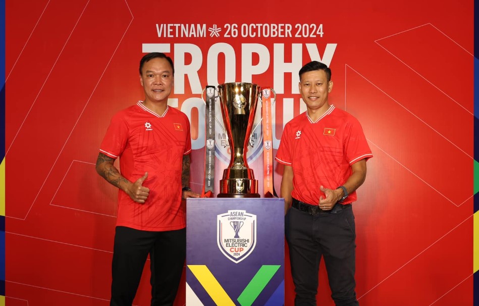 Two famous players Duong Hong Son (left) and Thach Bao Khanh at the ASEAN Cup 2024 Trophy Tour program. Photo: VFF