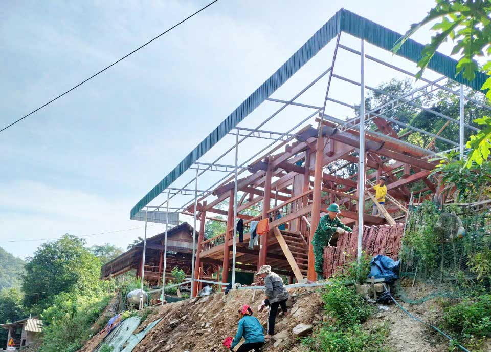 Authorities of Ky Son district (Nghe An) coordinated with local authorities to dismantle and relocate the houses of 5 households. Photo: Hai Dang
