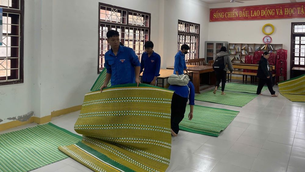 hanh niên Đà Nẵng hỗ trợ chuẩn bị các điểm trú bão, chằng chống nhà cửa, hướng dẫn người dân di dời trước bão Trà Mi. Ảnh: TT