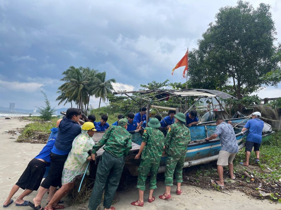 Da Nang youths help people evacuate before storm Tra Mi. Photo: TT