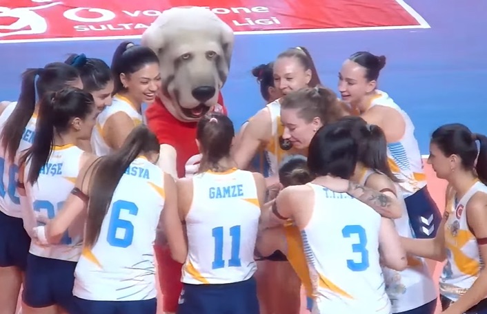 Thanh Thuy (number 3) is not allowed to play in this match.