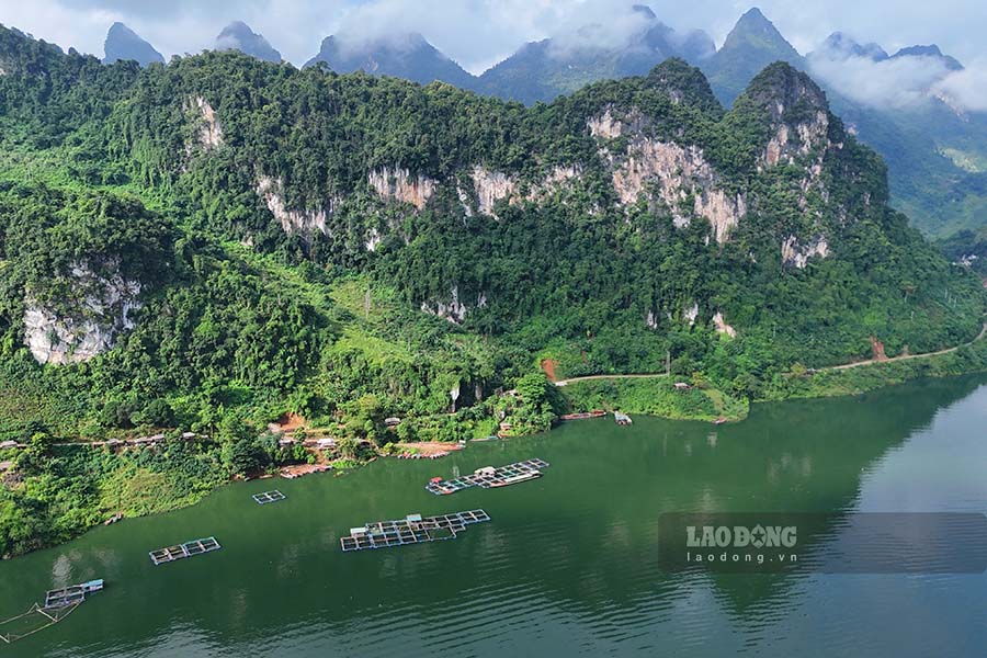 Nam o phia Dong Bac cua tinh Dien Bien, huyen vung cao Tua Chua noi tieng voi dia hinh chu yeu la nui cao, khi hau trong lanh va dac biet la co long ho song Da menh mong nuoc.