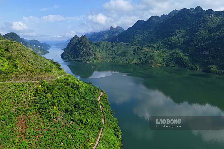 Voi chieu dai khoang 50km chay qua cac xa Tua Thang, Huoi So va Sin Chai, song Da da tao nen mot khung canh thien nhien hung vi, tho mong, la diem den hap dan cho du khach.