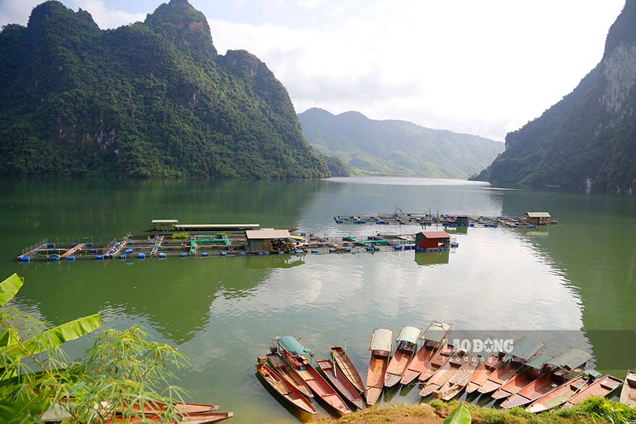  Tại xã Huổi Só có 2 phiên chợ ở bến Thôn 1 và bến Huổi Lóng. Chợ sông là nơi giao thương chủ yếu của nhân dân các xã ven sông Đà thuộc các huyện Tủa Chùa (Điện Biên), Sìn Hồ (Lai Châu), Quỳnh Nhai (Sơn La).