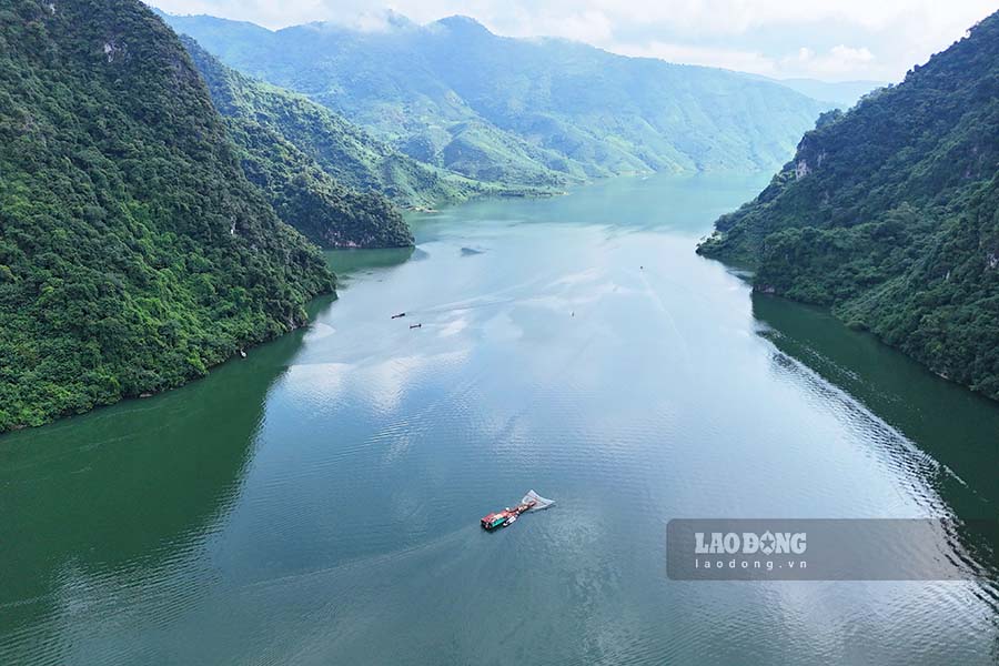 Lòng hồ Sông Đà với làn nước xanh biếc, bao quanh bởi những dãy núi trùng điệp đã tạo nên một bức tranh thủy mặc tuyệt đẹp.