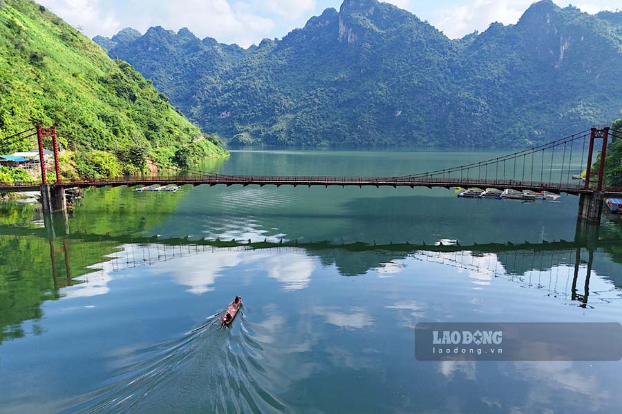 Cau treo Pa Phong, thuoc dia phan xa Huoi So, bat ngang qua mot nhanh nho do ra song Da.