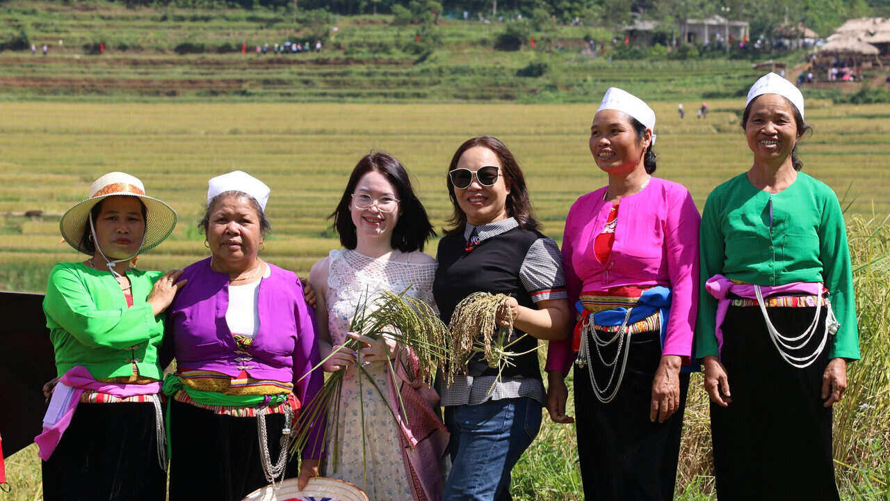 Nguoi dan, du khach trai nghiem va ghi lai nhung khoanh khac dep, dang nho tai ruong bac thang Mien Doi. Anh: Dang Tinh